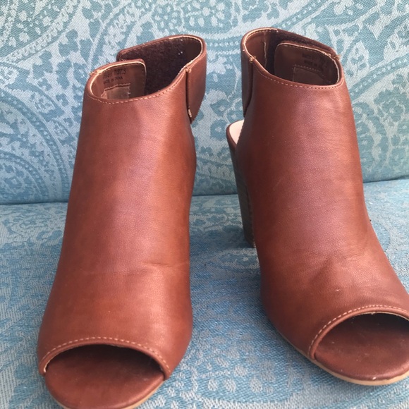 Chinese Laundry Open Toe Stacked Heel Sandal - Picture 2 of 8